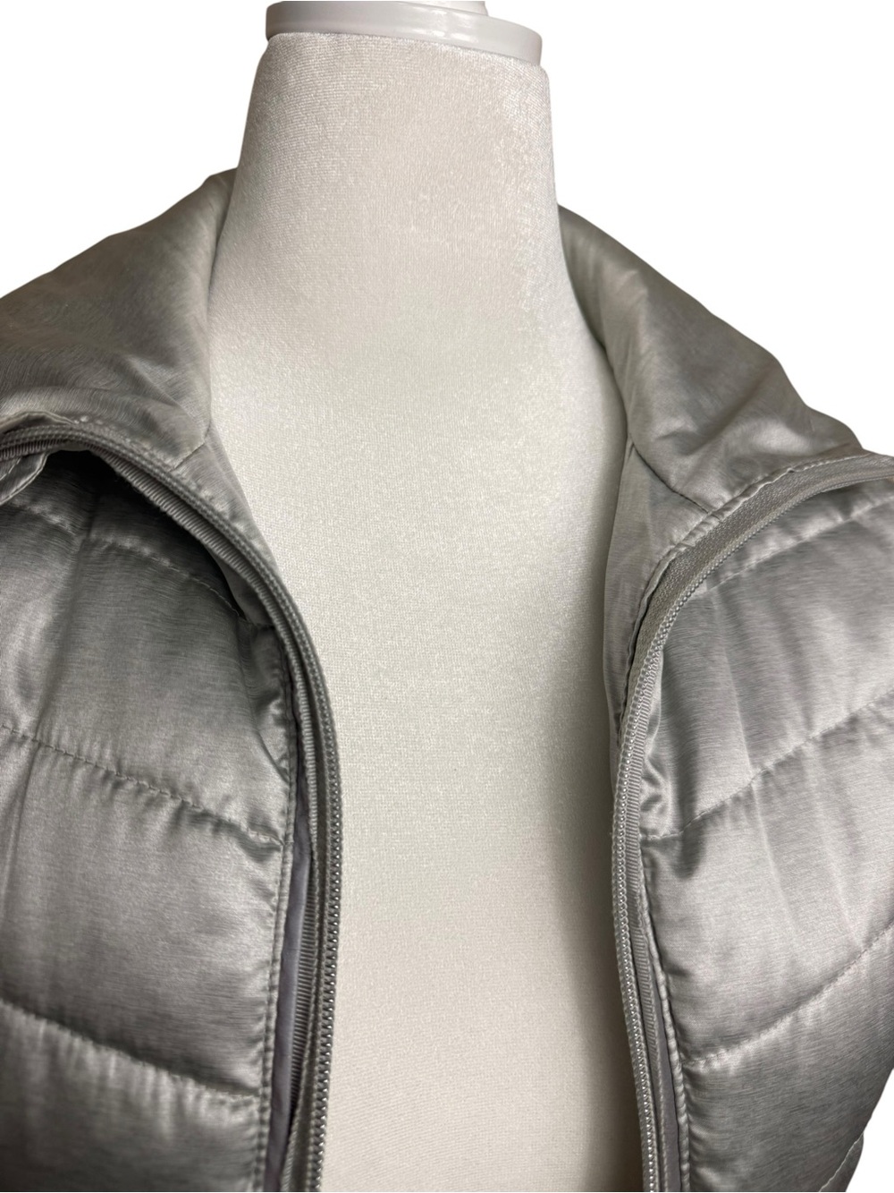 White House Black Market Silver Quilted Puffer Vest size XS - Picture 3 of 11